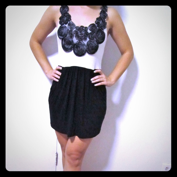 Soprano Black and White Dress with Floral Details - Picture 2 of 14